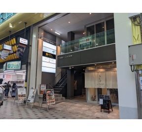 姫路駅徒歩4分の店舗ビルです。